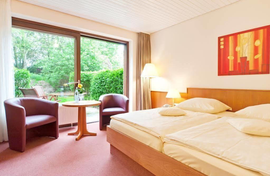 Akzent Hotel Cordes & Restaurant Am Rosengarten Sottorf Bagian luar foto